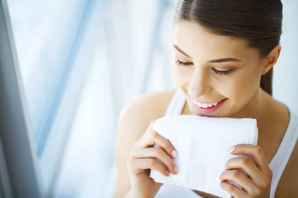 Młoda kobieta suszenia siebie biały ręcznik, uśmiechnięty, portret, — Zdjęcie stockowe