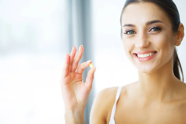 Vitamine. Gesunde Ernährung. glückliches Mädchen mit Omega-3-Fischöl Capsu — Stockfoto
