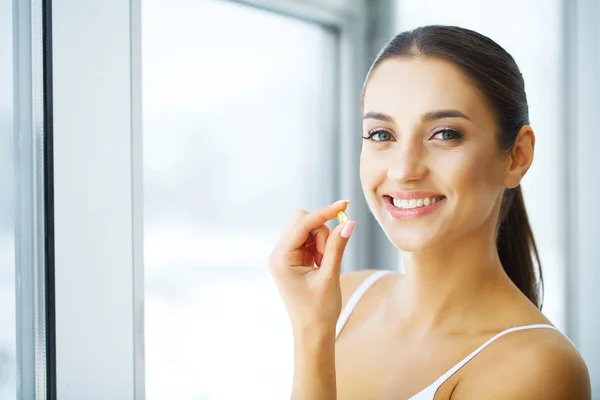 Vitamine. Mangiare sano. Ragazza felice con olio di pesce Omega-3 Capsu — Foto Stock