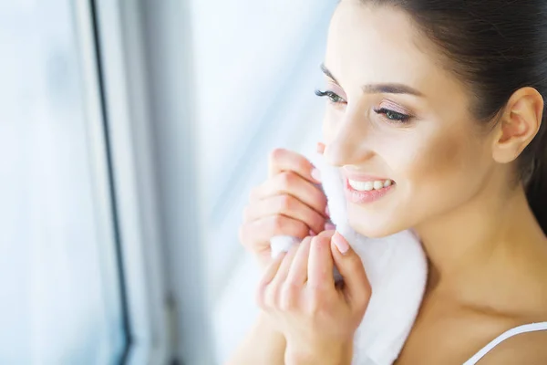 Очищення шкіри обличчя. красива щаслива дівчина прання обличчя — стокове фото
