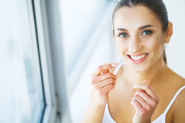 Tänder-och sjukvård. Vackra leende kvinna tandtråd friska vita tänder — Stockfoto