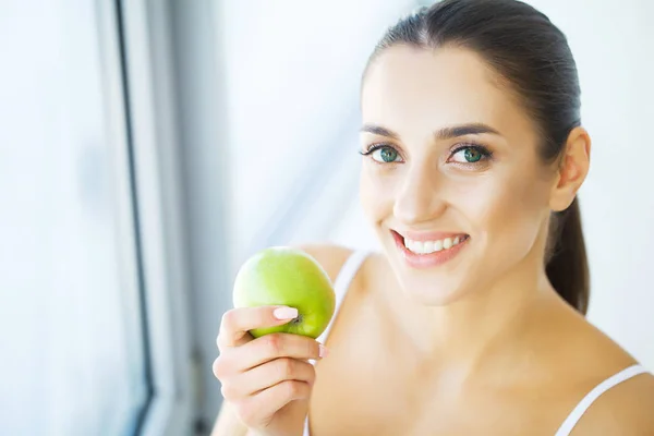 Kvinna äta äpple. Vacker flicka med vita tänder bita Apple — Stockfoto