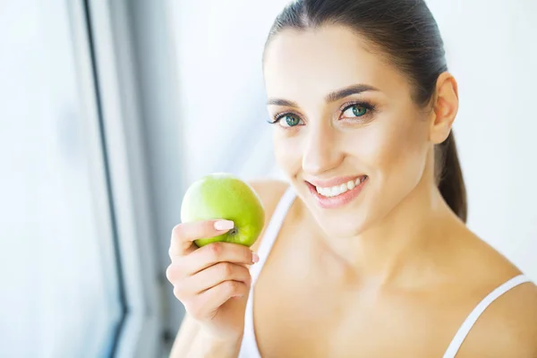 Kvinna äta äpple. Vacker flicka med vita tänder bita Apple — Stockfoto