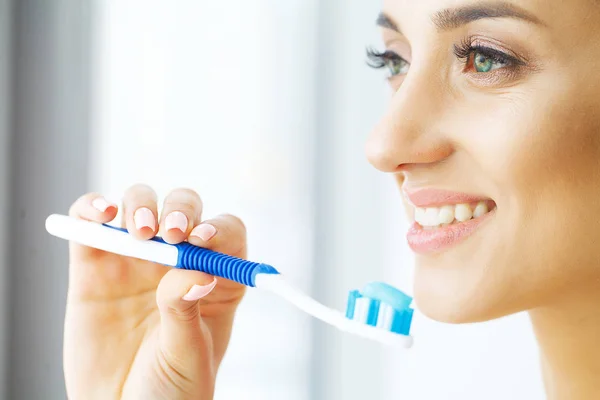Beautiful Smiling Woman Brushing Healthy White Teeth With Brush. — Stock Photo, Image
