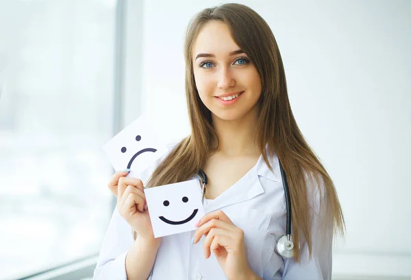 Médico segurando um cartão com símbolo Sorriso, Conceito médico — Fotografia de Stock
