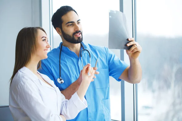 Médicos do sexo masculino e feminino trabalham juntos no hospital — Fotografia de Stock