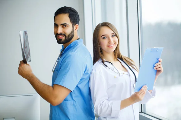 Médicos do sexo masculino e feminino trabalham juntos no hospital — Fotografia de Stock