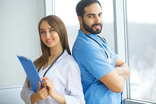 Чоловіки та жінки-лікарі працюють разом у лікарні — стокове фото