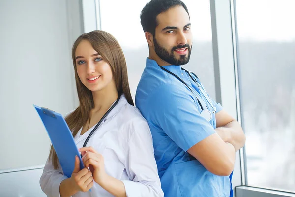 Płci męskiej i żeńskiej Lekarze pracują razem w szpitalu — Zdjęcie stockowe