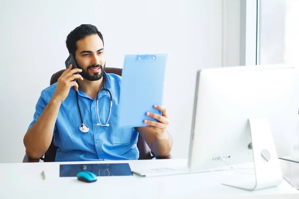 Feliz médico homem falando telefone — Fotografia de Stock