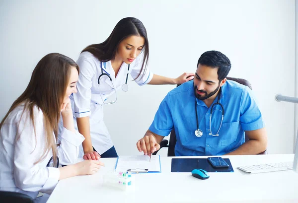 Feliz Equipe Médica de Sucesso trabalham juntos no hospital — Fotografia de Stock