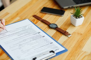 Sözleşme masasında bir noter işaret bekliyor