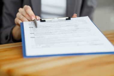 Sözleşme masasında bir noter işaret bekliyor