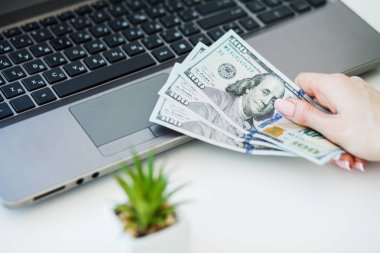 Birçok dolar tutan bir kadın beyaz el closeup