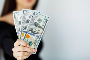Birçok dolar tutan bir kadın beyaz el closeup