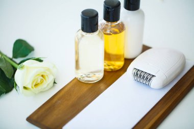 Spa natürmort çiçekleri beyaz gül ve temel yağlar ile.