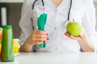 Diyet. Kadın beslenme uzmanı ve bir elma ve bir ölçü birimi musluk Holding