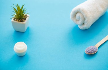 Spa aksesuarları. Banyo tuz güzellik bakımı mavi zemin üzerine.