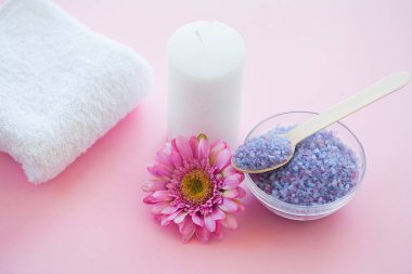 Spa aksesuarları. Banyo tuz güzellik bakımı pembe bir arka plan üzerinde.