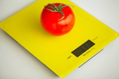 Diyet. Domates ağırlık ölçekte