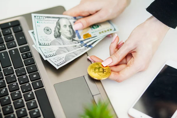 Yakın çekim kadın kadın cryptocurrency kavramı ile online satın alma 