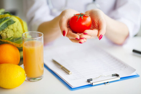 Концептуальное фото женщины-питателя с фруктами на десерт
