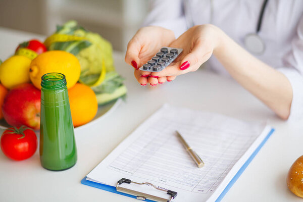 Женский питательный холдинг "Волдыри таблеток"
