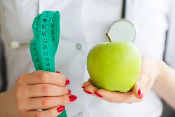 饮食。女性营养学家和手持苹果和测量水龙头 — 图库照片