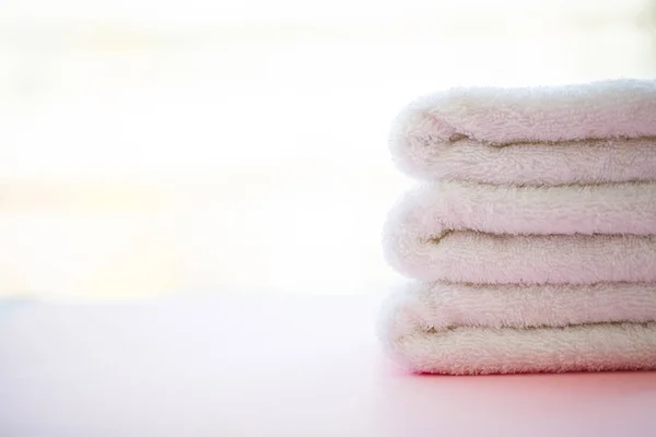 Piękne Spa biały kompozycja ręczniki na różowy stół. — Zdjęcie stockowe