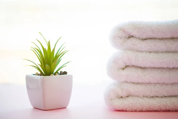 Spa Relax och bad koncept, Stack ren bad handdukar färgglada barnsäng — Stockfoto