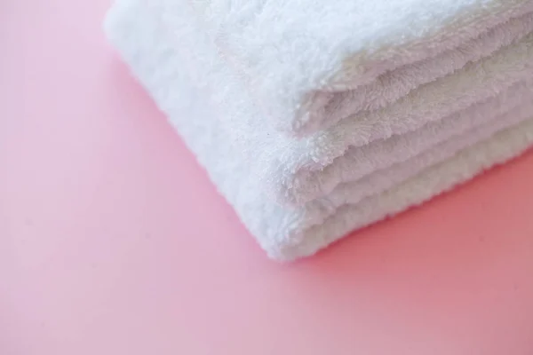 美丽的水疗组合白色毛巾在粉红色的桌子上. — 图库照片