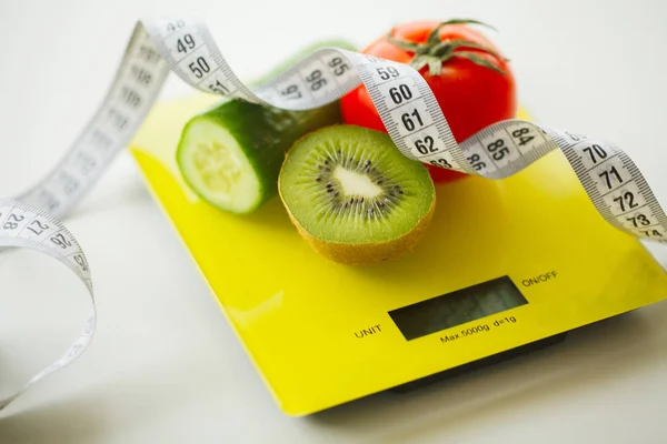 Ernährung. Obst und Gemüse mit Maßband auf Gewichtswaage — Stockfoto