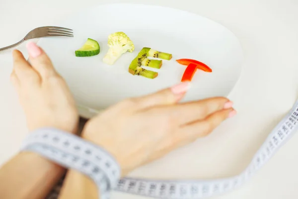 饮食。用蔬菜膳食字母关闭盘子 — 图库照片