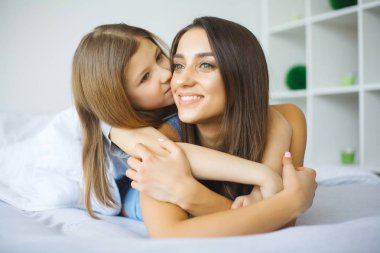 Anne ve kızı yatakta yatarken