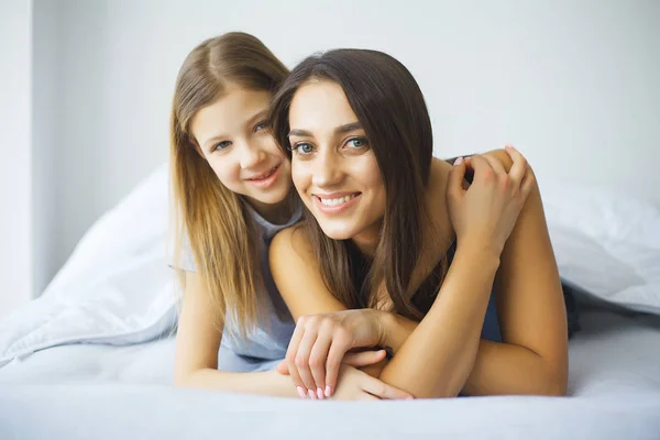 Mutter und Tochter liegen im Bett — Stockfoto