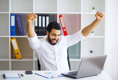 Mutlu başarılı iş adamı bir modern başlangıç ofis kapalı