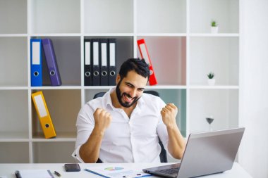 Mutlu başarılı iş adamı bir modern başlangıç ofis kapalı