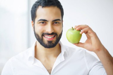 Adam yeme elma. Beyaz dişler Apple ısırma ile güzel kız. 