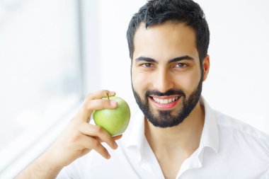 Adam yeme elma. Beyaz dişler Apple ısırma ile güzel kız. 