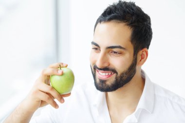 Adam yeme elma. Beyaz dişler Apple ısırma ile güzel kız. 