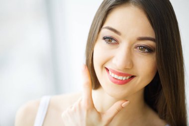 Güzellik yüz. Sağlıklı bir cilt ile güzel kadın
