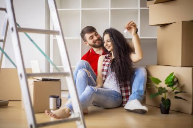 Mutlu genç çift kutuları açma yeni ev içinde hareket