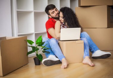 Genç bir çift yeni ev içinde hareket. Oturma ve unpac sonra rahatlatıcı