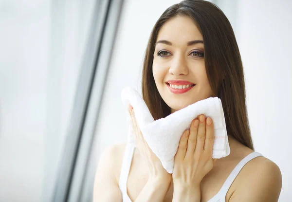 Миття обличчя. Щаслива жінка сушить шкіру рушником — стокове фото