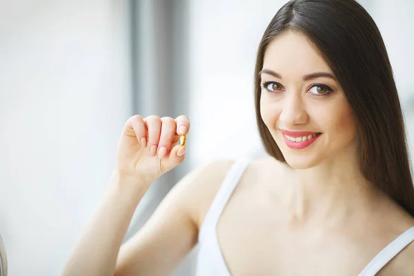 Schöne Frau, die Pille nimmt, Medizin. Vitamine und Nahrungsergänzungsmittel — Stockfoto