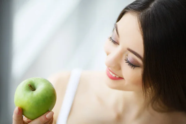 Γυναίκα μήλο διατροφικές. Όμορφο κορίτσι με λευκά δόντια, δάγκωμα Μήλου — Φωτογραφία Αρχείου