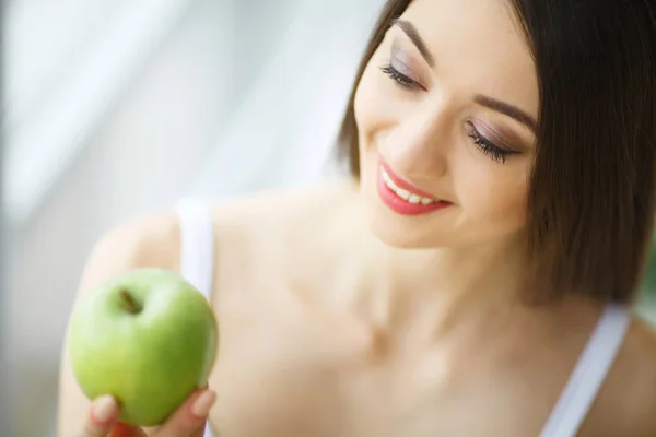 Mulher a comer maçã. Menina bonita com dentes brancos mordendo maçã — Fotografia de Stock