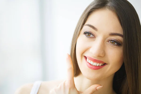 Schönheit Gesicht. schöne Frau mit gesunder Haut — Stockfoto