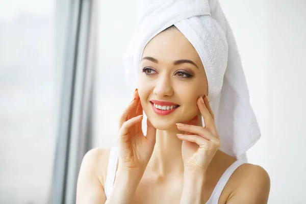 Mooie jonge vrouw in de handdoek al klaar om de spa-behandeling. g — Stockfoto