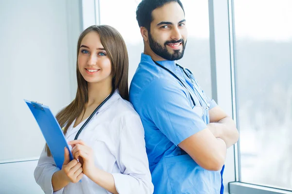 Groep van gezondheidswerkers samen te werken in het ziekenhuis — Stockfoto